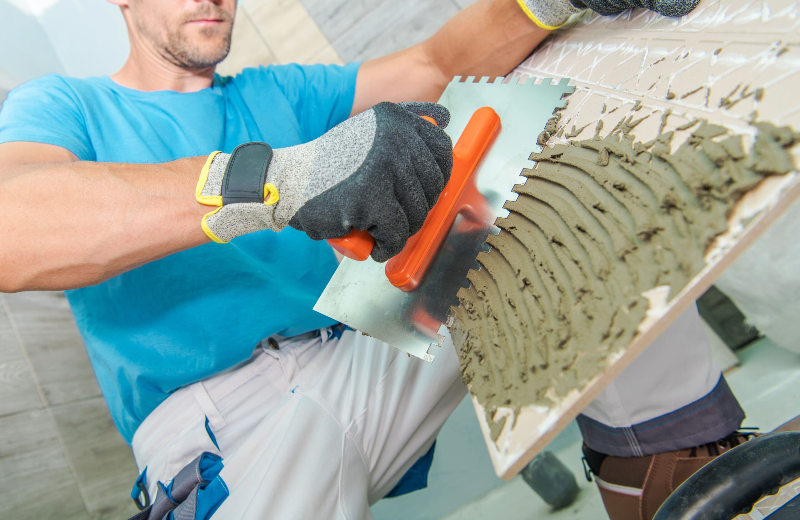 Flislegger Farsund: Dyktige håndverkere fra TLS Mur sikrer presist og estetisk resultat.